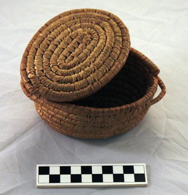 E1355: Egypt, Coiled basket with lid