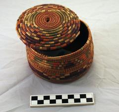E1356: North Africa - Small basket with lid
