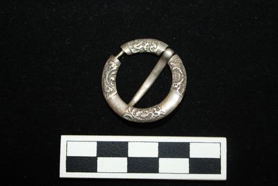 E1553: Krosstornring brooch