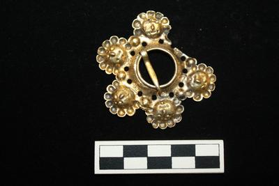 E1551: Glibbsølje brooch