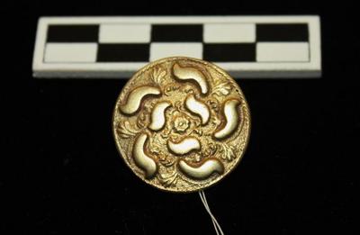 E1558: Brass decorative button