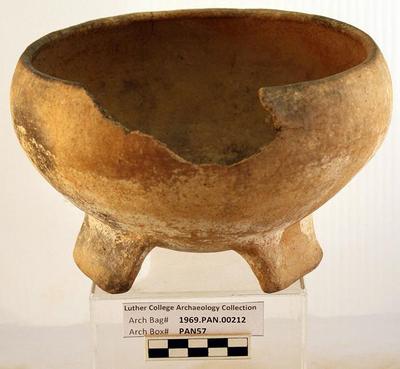 1969.PAN.00212: Tripod vessel; Isla Palenque